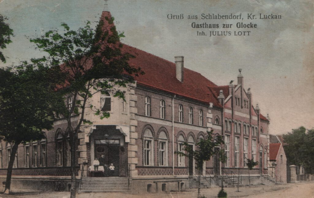 Historische Straßenansicht des Gasthauses Zur Deutschen Flotte mit Eingangsturm